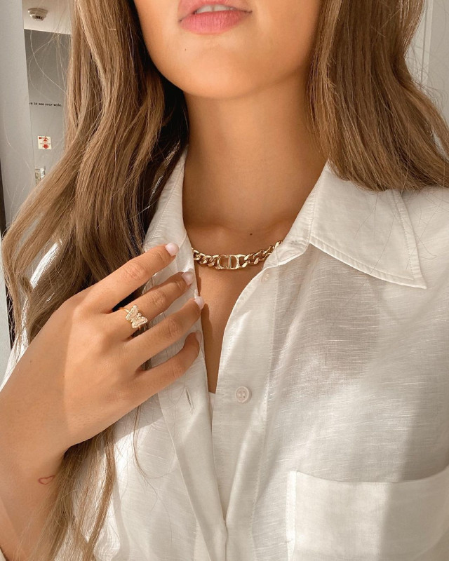 Sofia Andres wearing a chain necklace