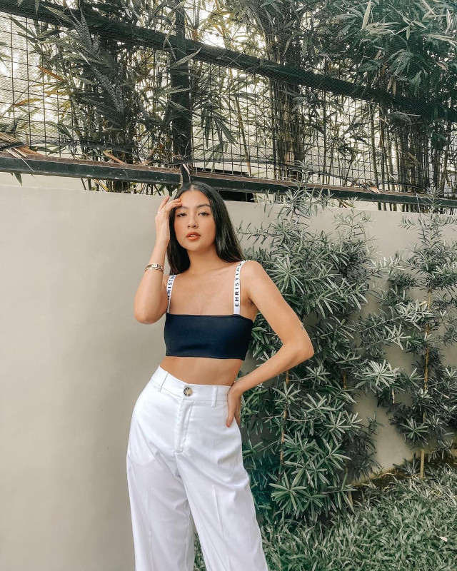 Sexy casual outfit: Bralette + high-waist pants