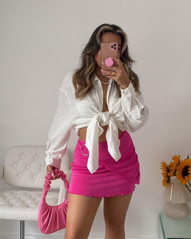 Sexy casual outfit: Button-down shirt + wrap mini skirt + mini-baguette bag
