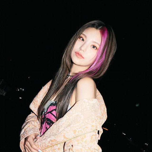 Itzy's Yeji, money piece long hairstyle