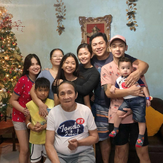 Loisa Andalio Christmas family picture