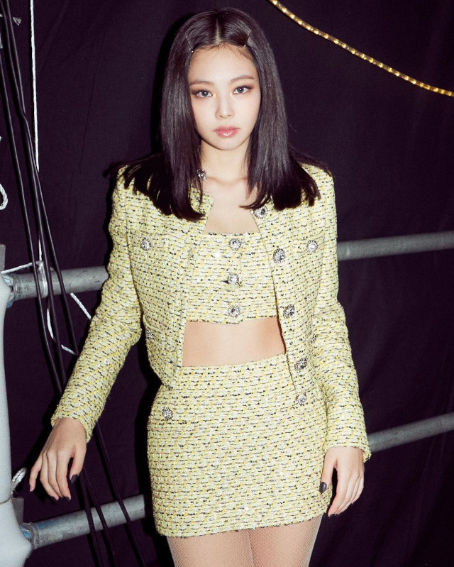 BLACKPINK Jennie Kim Hairstyle: Middle part with hair clips
