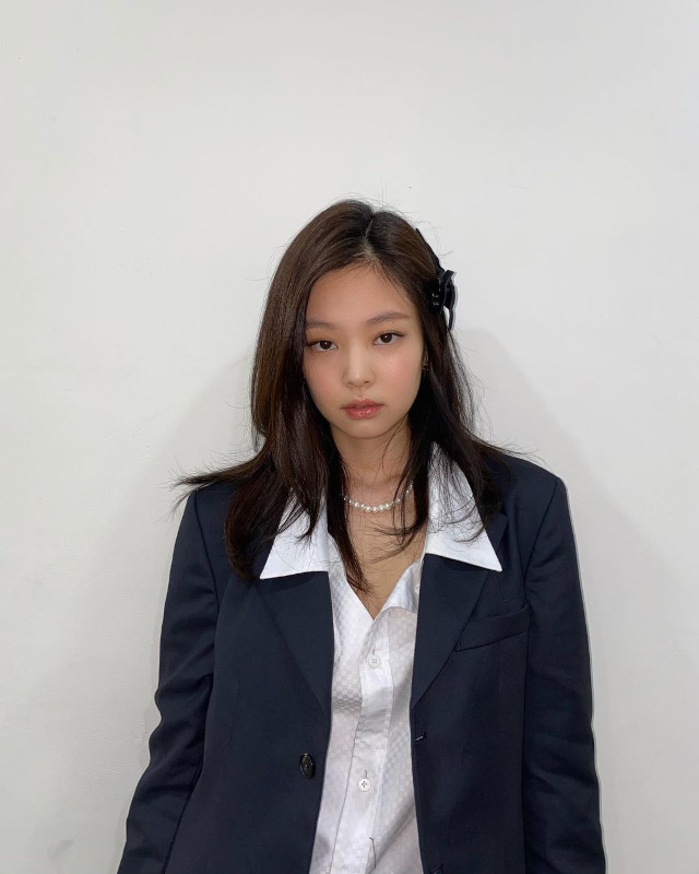 BLACKPINK Jennie Kim Hairstyle: side part with hair clip