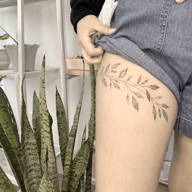 Thigh tattoo design: Leaves