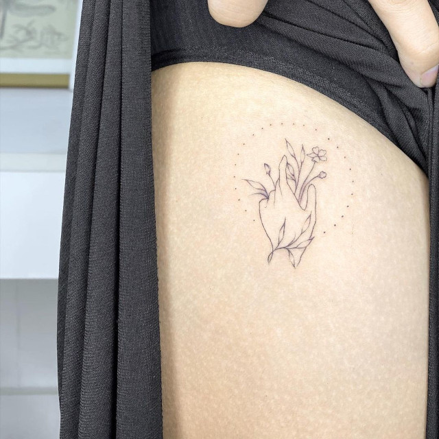 Thigh tattoo design: meaningful artwork
