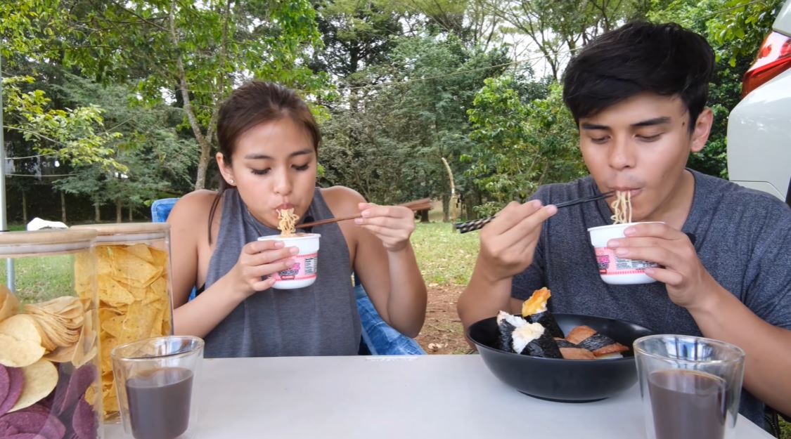 Khalil Ramos and Gabbi garcia eating cup noodles