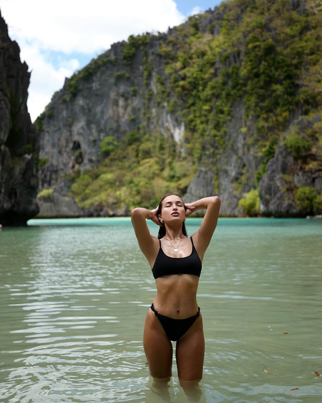 Sarah Lahbati wearing bikini showing stretch marks