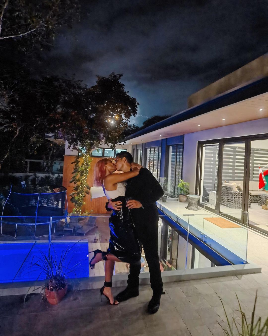 NYE kiss of Sarah Lahbati and Richard Gutierrez
