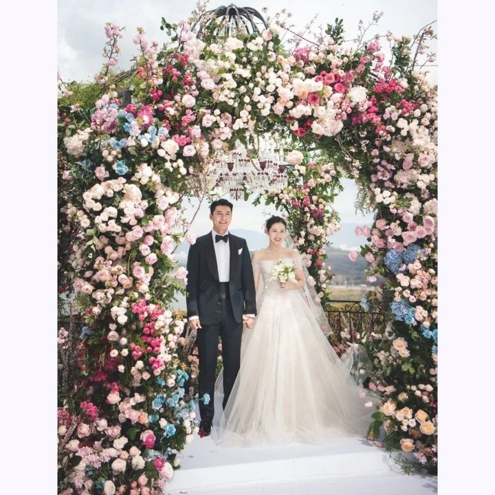 hyun bin son ye jin wedding archway