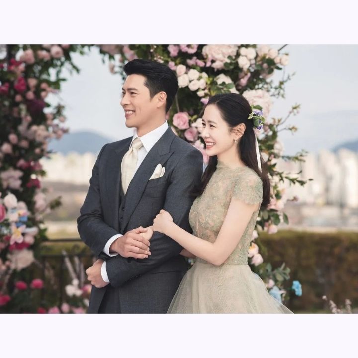 hyun bin son ye jin wedding couple pose