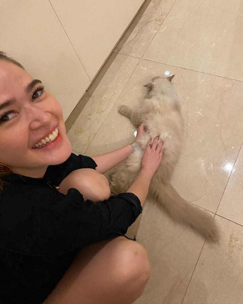 Bela Padilla reunites with her cat Sputnik in Manila