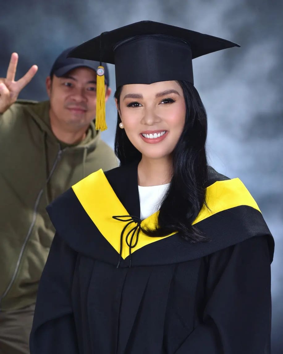 Neri Naig earns a degree in business administration from the University of Baguio