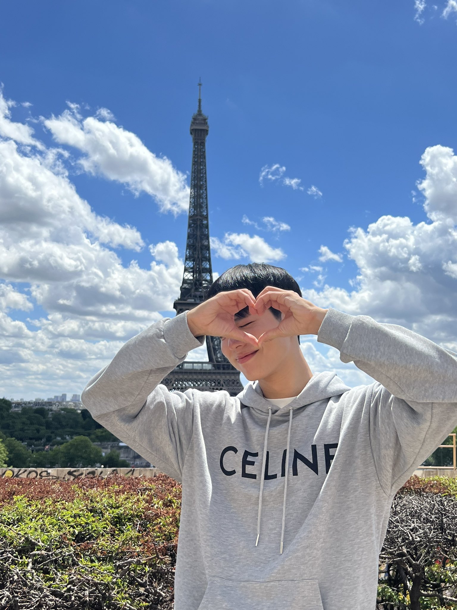 Park Bo Gum Prend Des Selfies Avec Tous Ses Fans à Paris En France