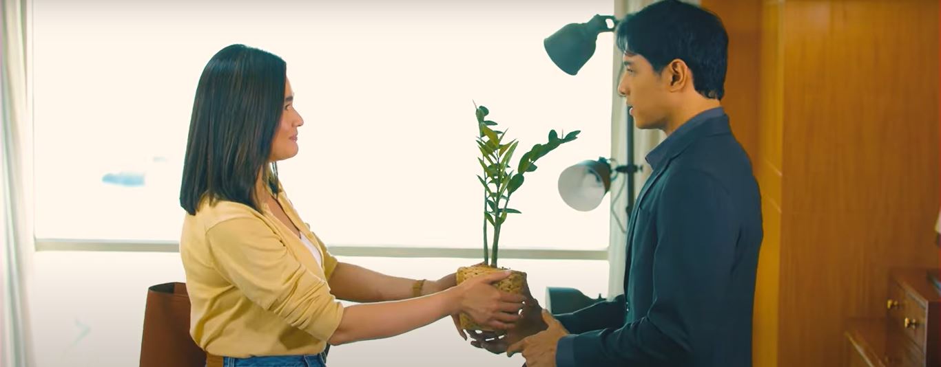 Dani Sison gives Dave Navarro a money tree plant in 'Start-Up' PH