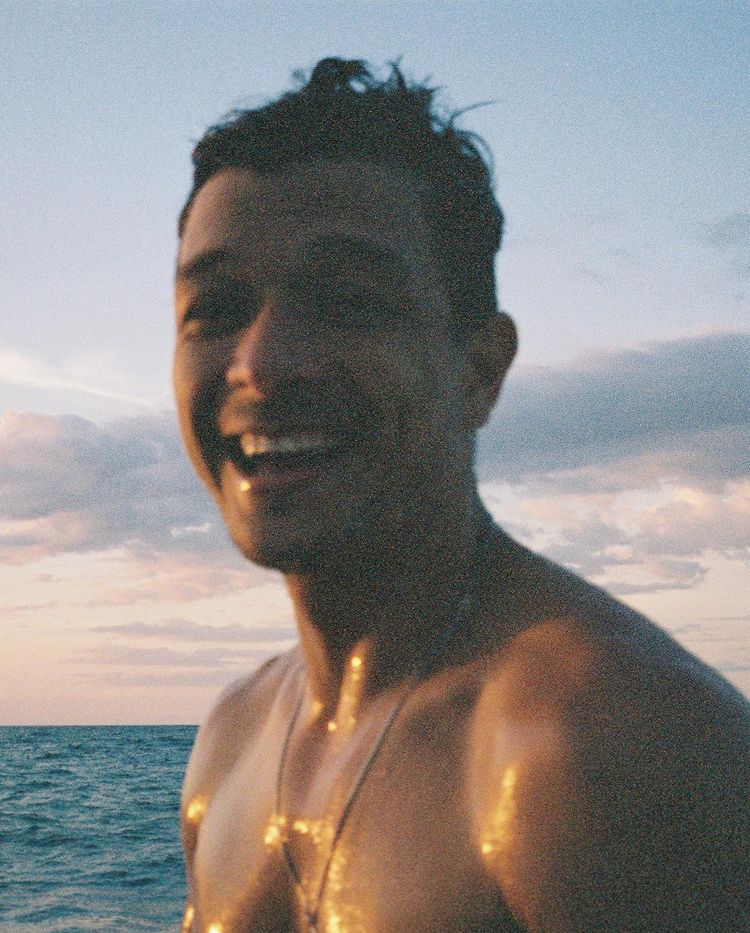 Jericho Rosales at the beach