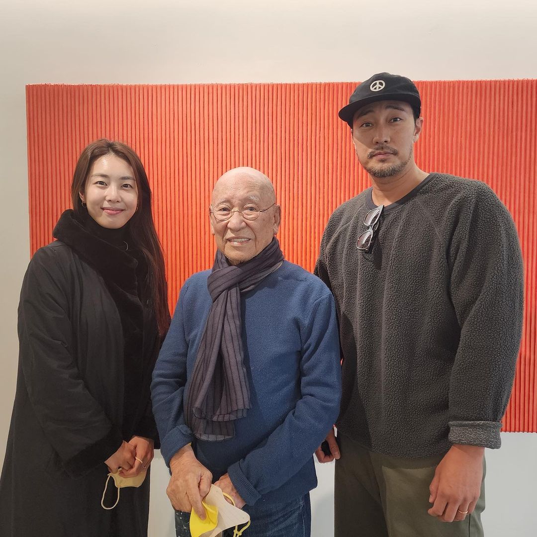 So Ji Sub and wife Jo Eun Jung attented a guided art exhibition tour