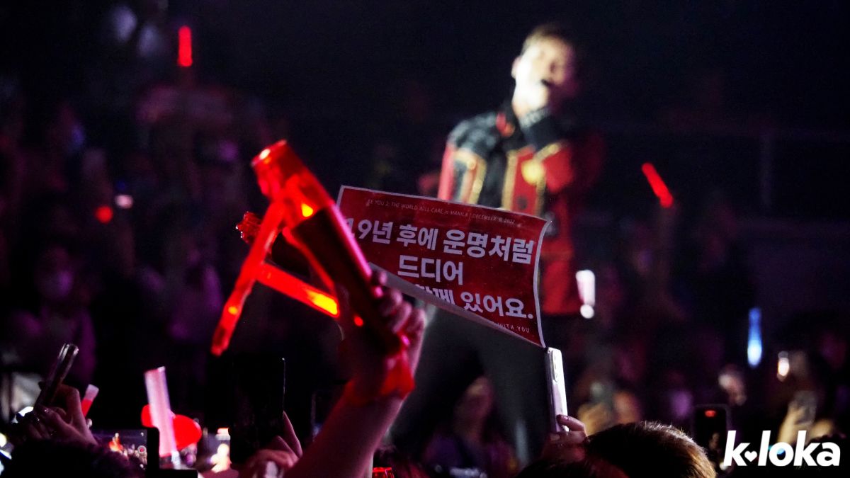TVXQ lightstick in the crowd at Be You 2 Manila
