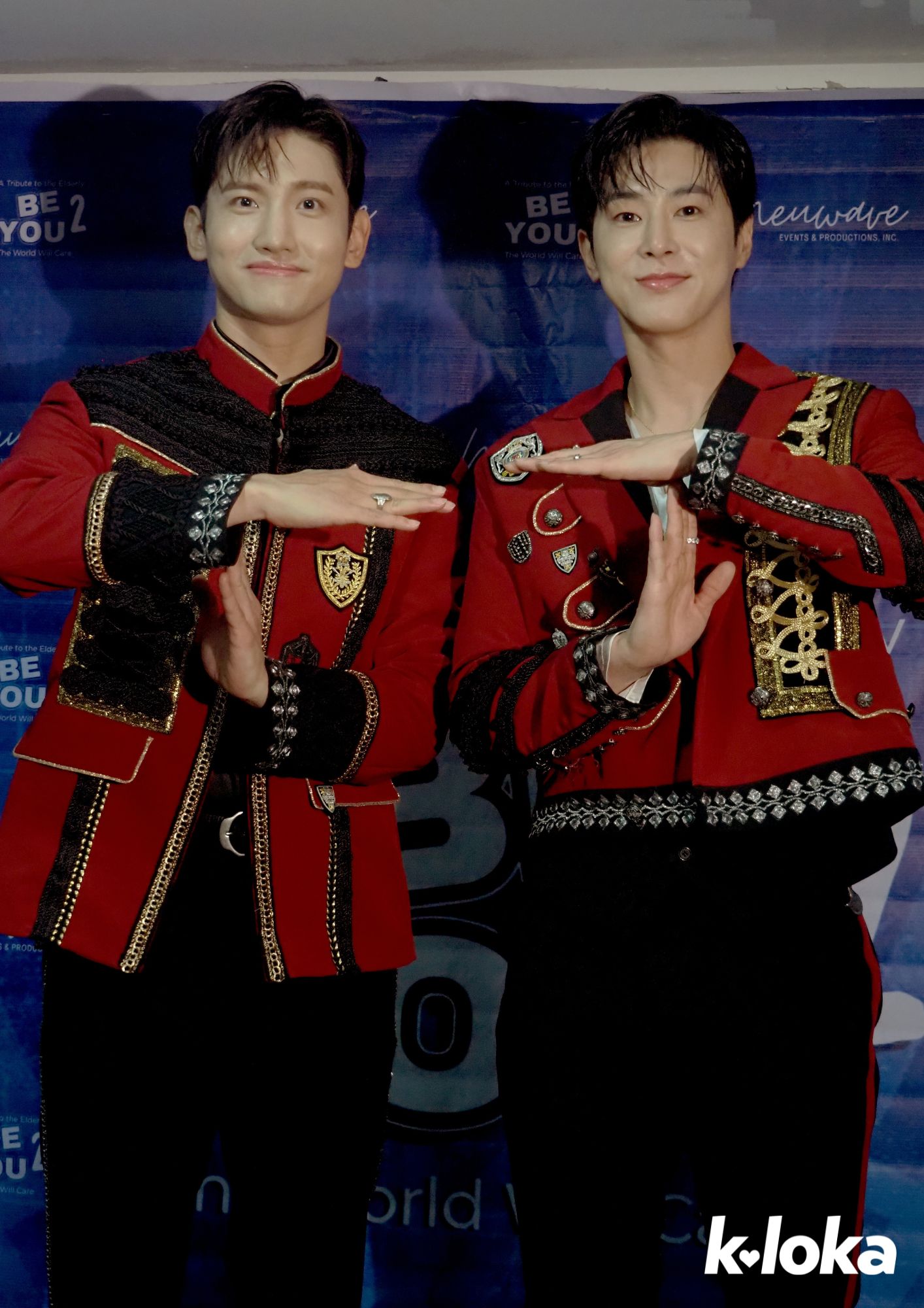 TVXQ's Yunho and Changmin doing the We Are T! sign at the Be You 2 Manila presscon