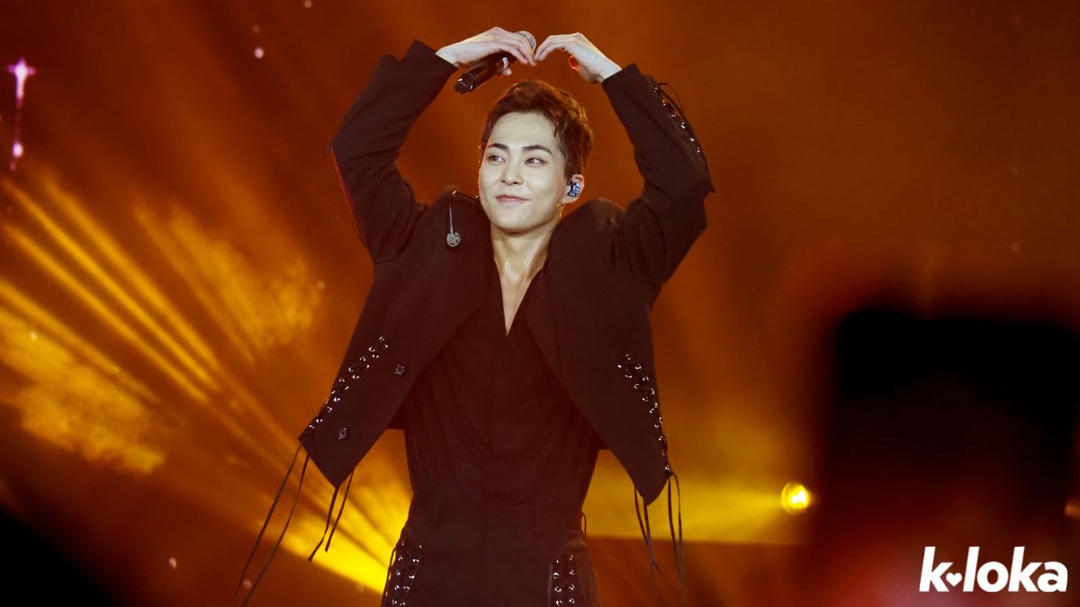 EXO's Xiumin doing a heart gesture for fans at Be You 2 Manila