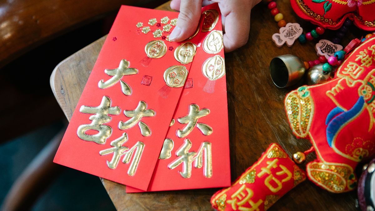chinese new year red envelope tradition