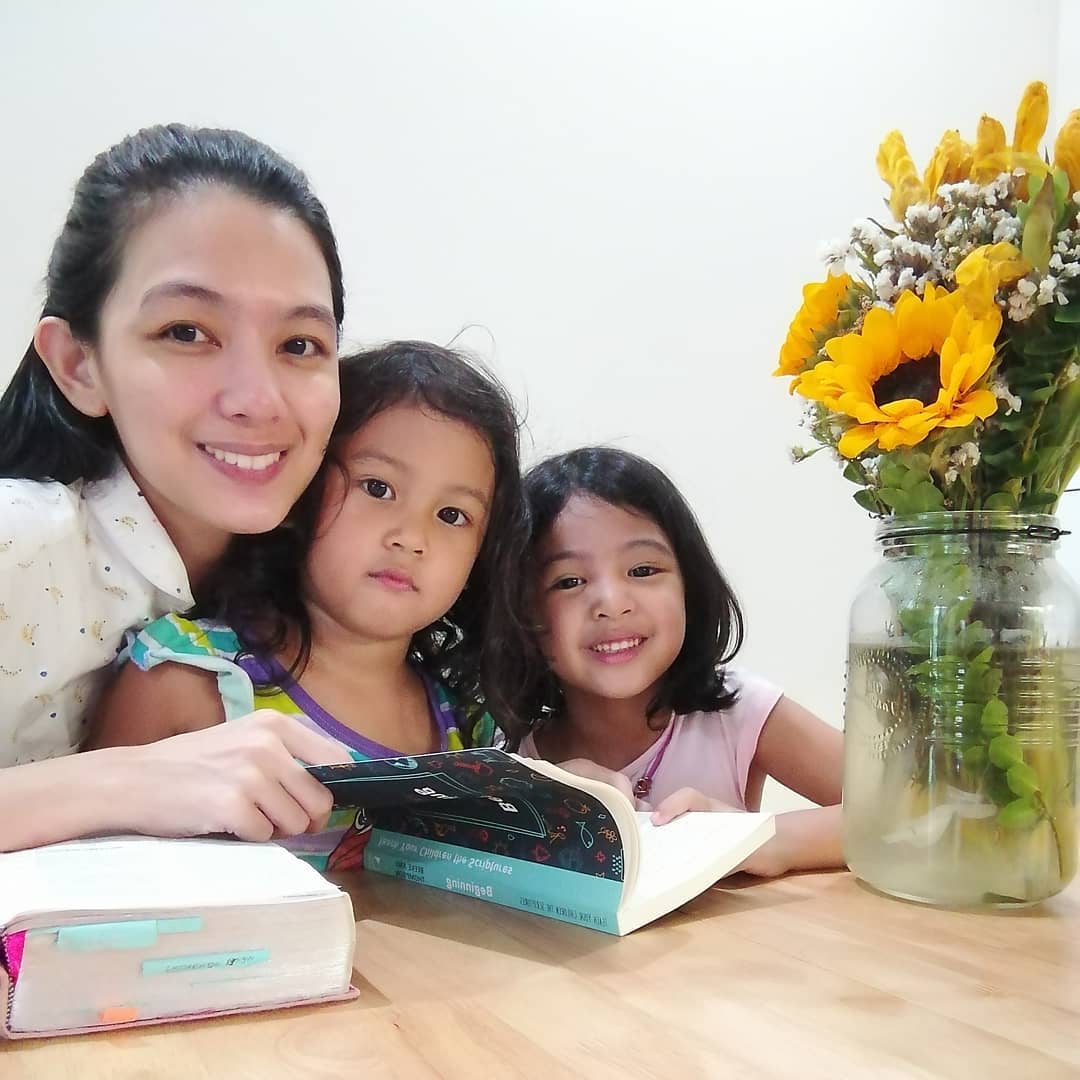 jennica garcia with her daughters