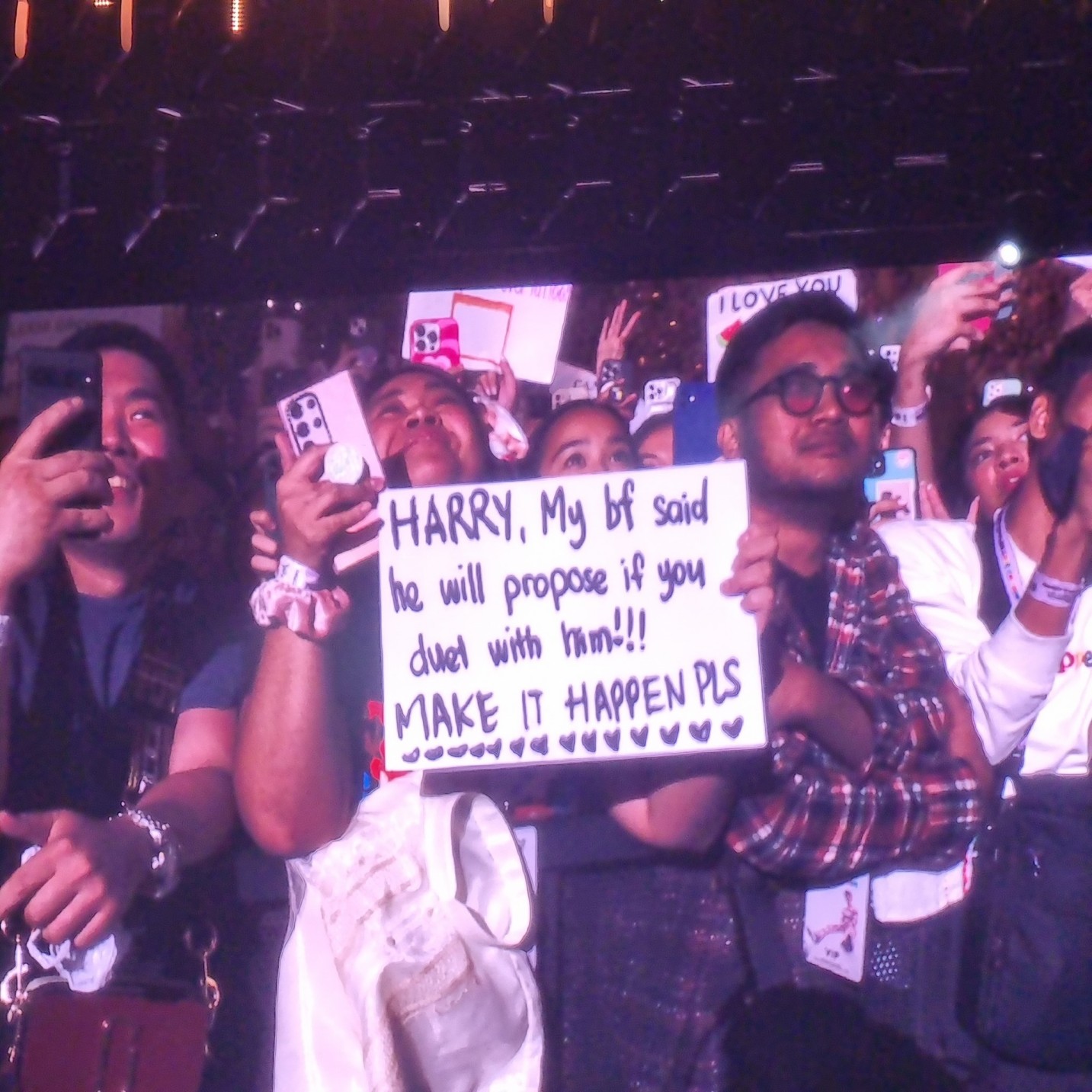 Harry Styles Helped A Filipino Fan *Propose* During His Concert In