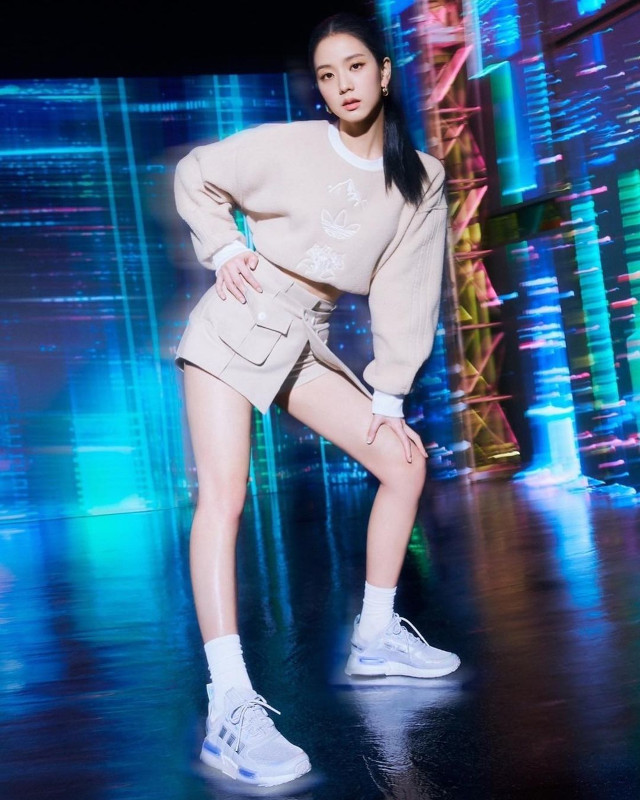 BLACKPINK Jisoo Outfit wearing adidas NMD