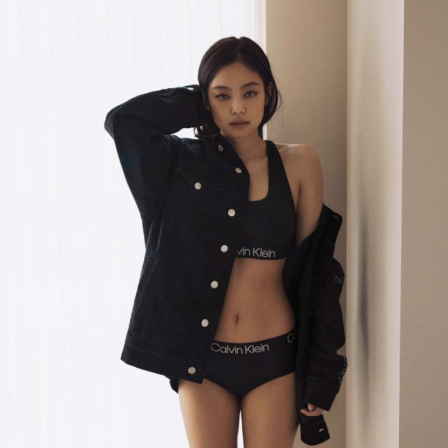 BLACKPINK Jennie Kim Sexy Pose, Sexy Outfit