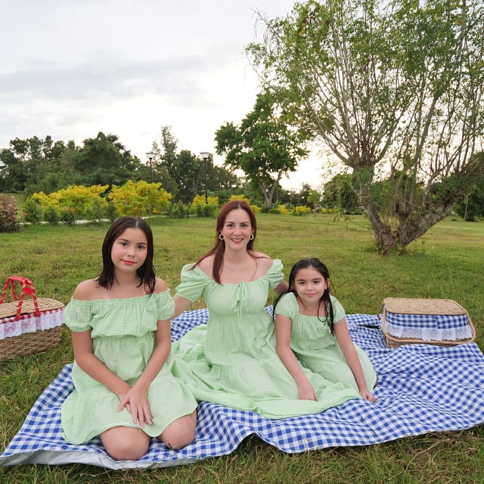 chesca kramer kendra kramer scarlett kramer green picnic outfits