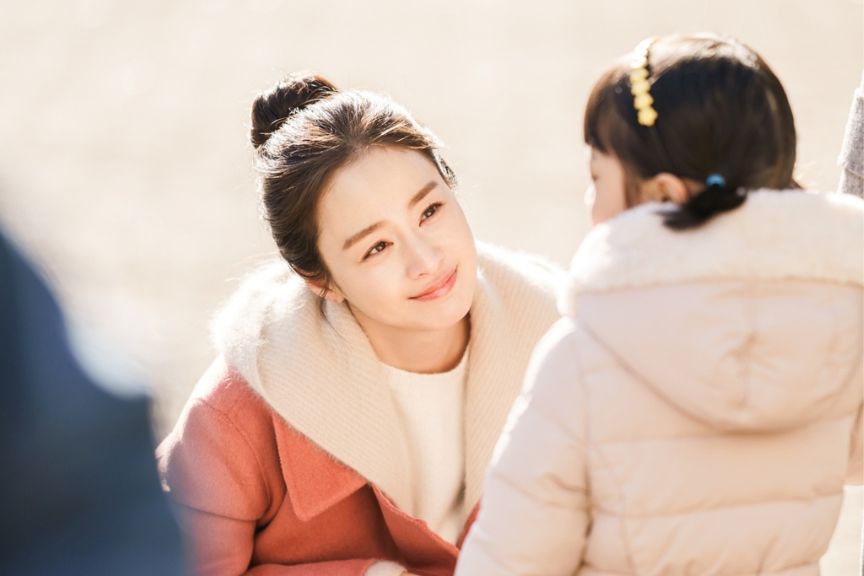 Kim Tae Hee cu fiica de pe ecran (jucata de actorul copil Seo Woo Jin) din Hi Bye, Mama!