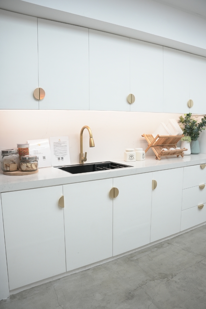 The kitchen sink surface also reflects Scandinavian interior design (all white and light-colored wood).