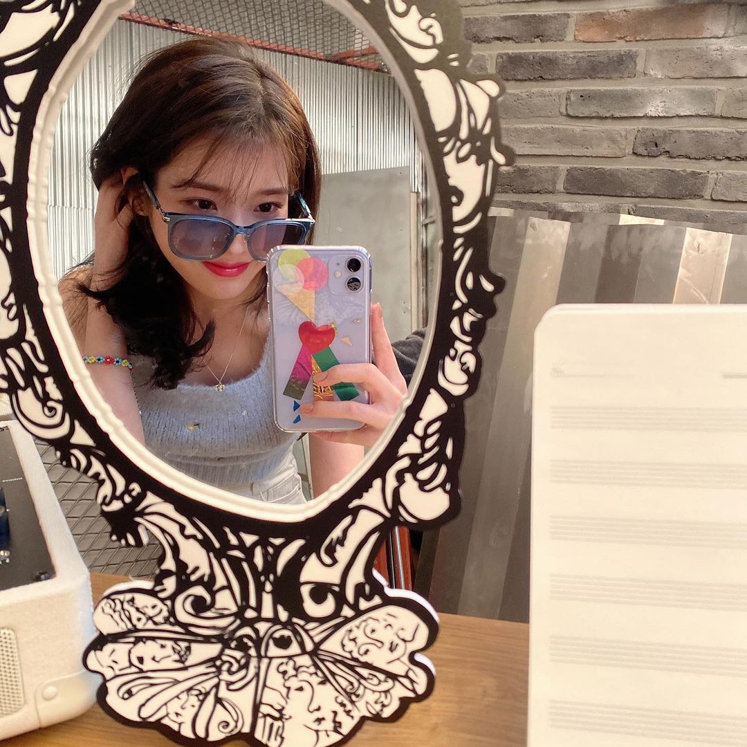 Small Mirror Selfie Poses To Try, As Seen On Pinay Celebs