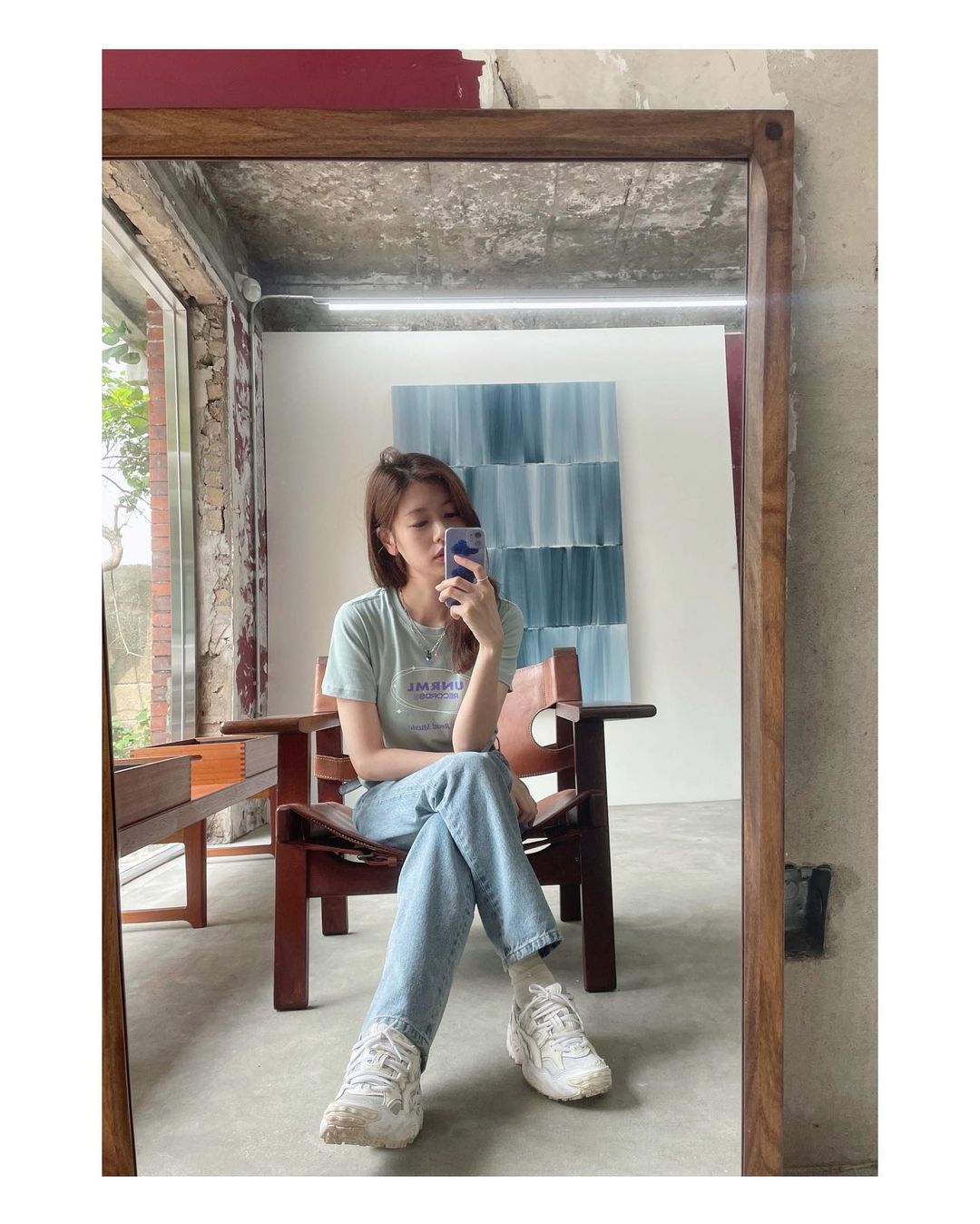 7 Simple Mirror Selfie Poses To Try, As Seen On Our Fave Korean Celebs