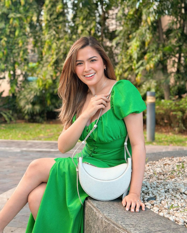 Alexa Ilacad green outfit