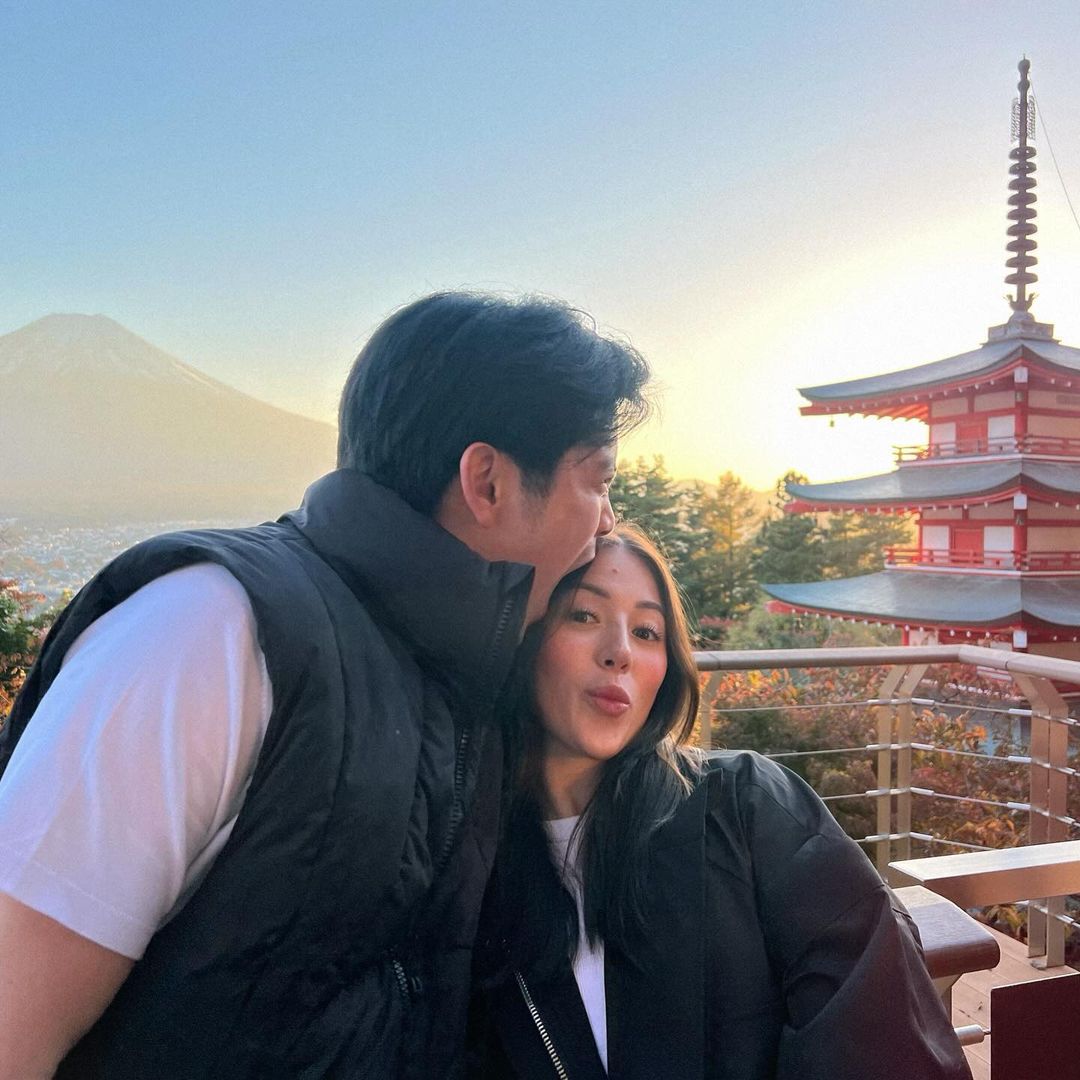 Joshua Garcia biting Emilienne Vigier's head in Japan 2023