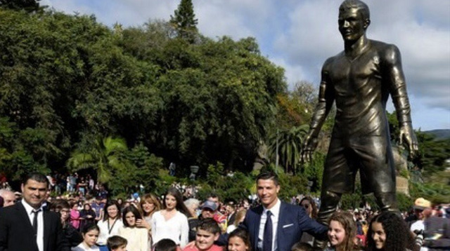 Cristiano Ronaldos new statue has a massive penis bulge