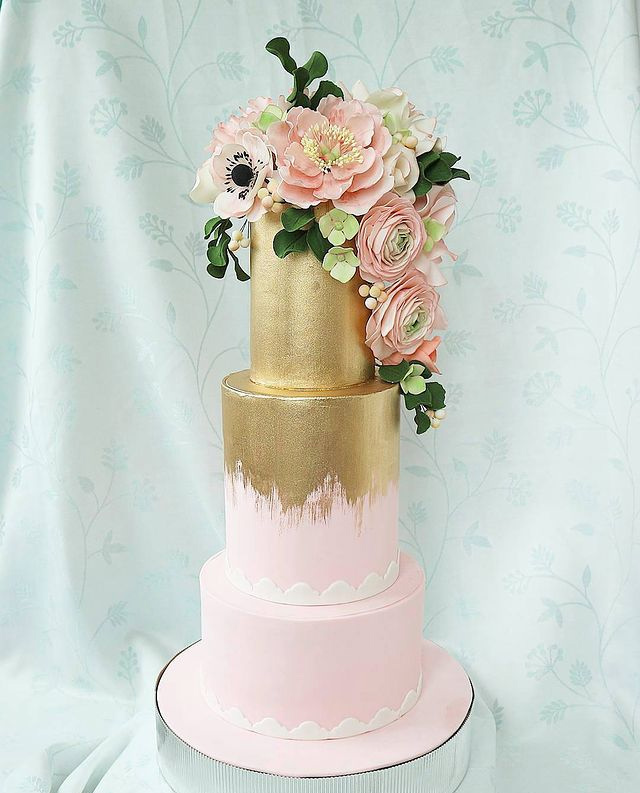 wedding cake designs: multi-tiered cakes