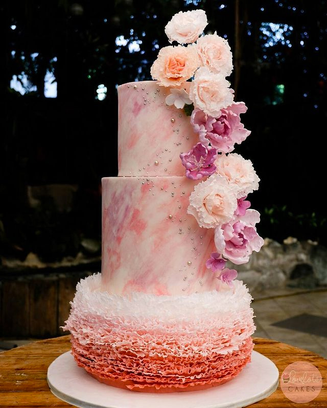 wedding cake designs: ruffled cake