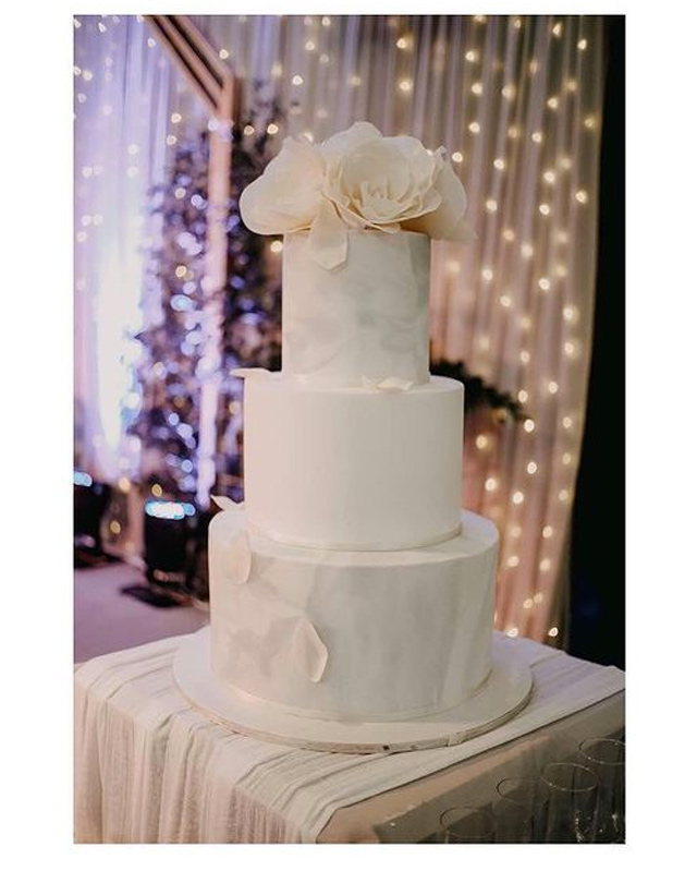 wedding cake designs: all white cake