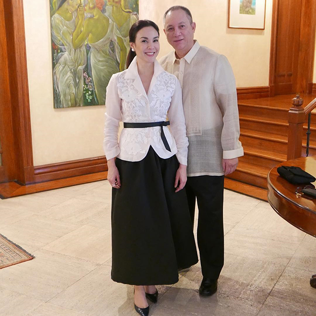 Fashion-forward Jinkee Pacquiao wows in a modern white Filipiniana pantsuit