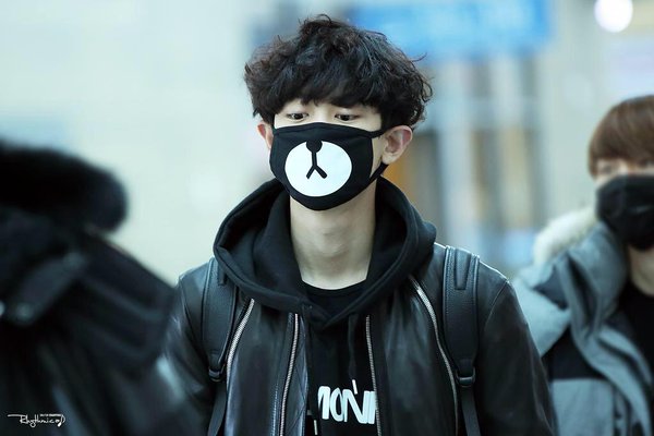 Why Does Idols always wear a mask When they are in the Airport