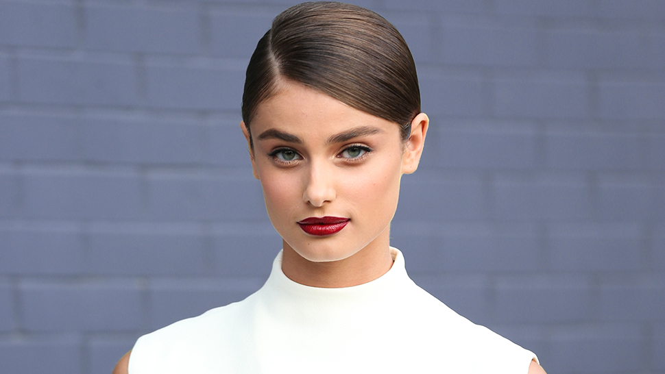 5 Things It Model Taylor Hill Has In Her Makeup Bag