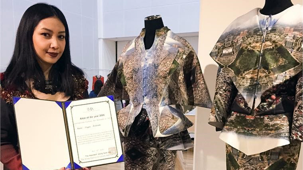 This Filipino Designer Made Manila Into A Dress And Bagged An International Award For It