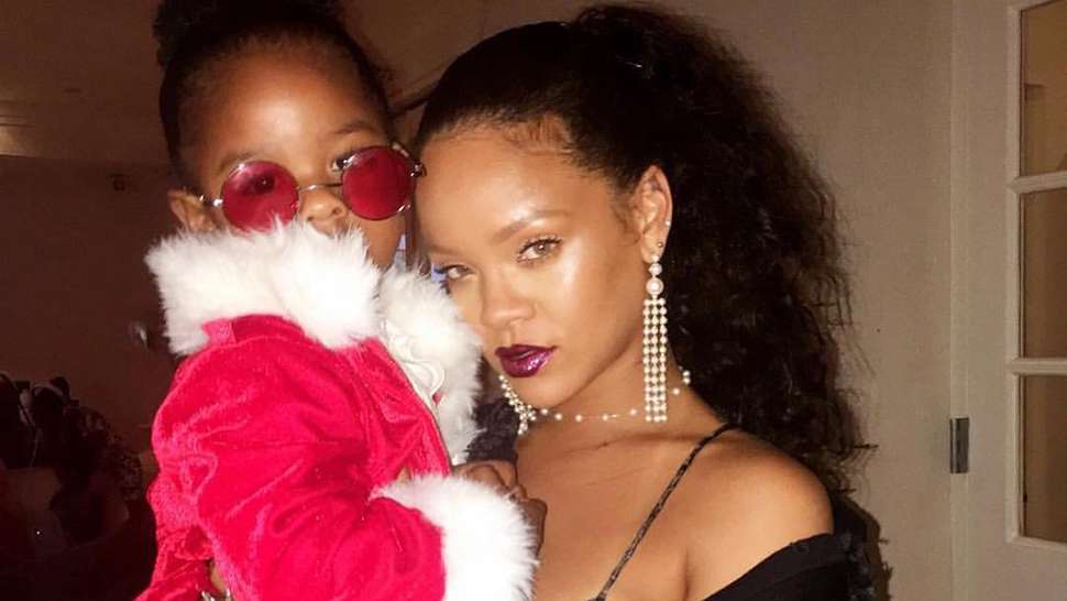 Lotd: Rihanna Spotted Wearing Drake-inspired Lipstick