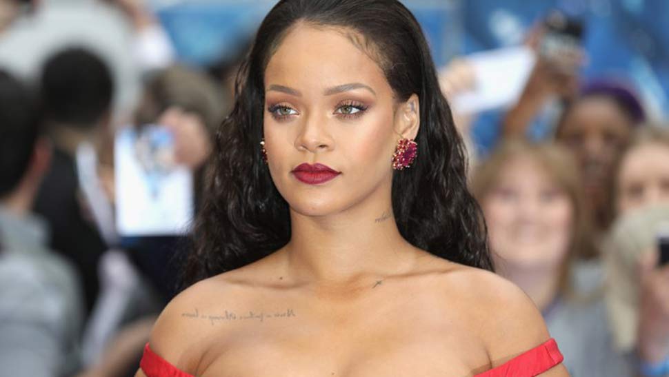 Lotd: Rihanna Stuns In A Scarlet Couture Gown On The Red Carpet