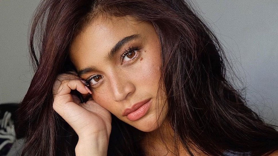 Anne Curtis' Makeup Artist Swears By These Beauty Products