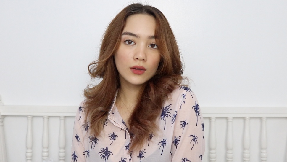 Here's the Easiest Way to Achieve Soft Curls with an Iron