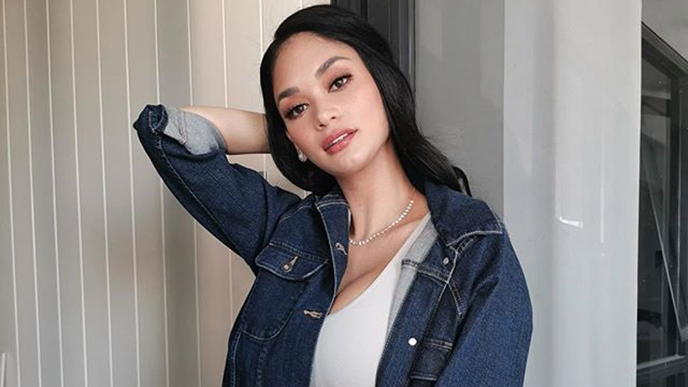 Pia Wurtzbach Shows Us How To Wear A Denim Jacket In The Summer