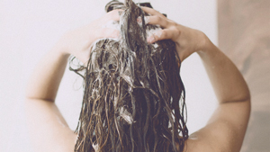 Here's Why You Should Consider Trying Rinsing Vinegar For Your Hair