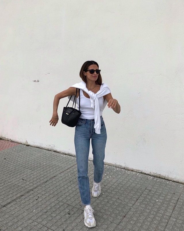 jeans and white sneakers outfit combinations pegs inspo ideas